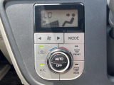 【オートエアコン】一度お好みの温度に設定すれば、車内の温度を検知し風量や温度を自動で調整。暑い&hellip;寒い&hellip;と何度もスイッチ操作をする必要はありません。快適な車内空間には必須の機能ですね♪