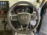ステアリングから手を離さず、運転に集中したままオーディオ等の操作ができます。
