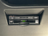 【ETC】有料道路を利用する際に料金所で停止することなく通過できる、ETC車載器(ノンストップ自動料金収受システム機器)が装備されています。セットアップを行うことで利用可能になります。