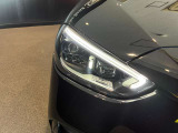 メルセデス・ベンツはドイツ本国シュツットガルト近郊でのメルセデス自車が関わった重大事故を、40年以上に亘って調査しています。エアバッグやシートベルトテンショナーは、この調査の結果生み出されました。