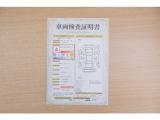 【車両検査証明書】店頭にて、クルマの状態が一目で分かる査証明書を公開中。トヨタ認定検査員が厳しく検査し、状態を点数と図解で表示しています。修復歴はもちろん、傷やヘコミの箇所や程度がご確認いただけます。