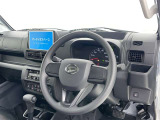 運転席まわりです。 各操作スイッチは使いやすい位置に配置されてます。