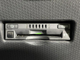 【ETC】有料道路を利用する際に料金所で停止することなく通過できる、ETC車載器(ノンストップ自動料金収受システム機器)が装備されています。セットアップを行うことで利用可能になります。
