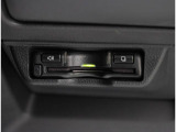 全国高速道路の約1,700ヵ所に設置された通信アンテナ「ITSスポット」とETC2.0対応車載器、カーナビが、高速大容量のDSRC通信方式によって双方向通信することで、多彩なサービスを実現しています。