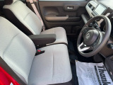 乗り心地の良いフロントシートです。足回りも広々としておりますので、長時間の運転も疲れづらいですよ。