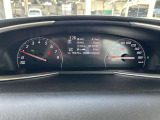 スッキリしたデザインのメーターは運転時の視線移動が少なくて済むので、安全性にも一役かってくれます。昼間でも見やすいメーターです。