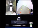 フロントグリル、ドアミラー、リヤゲートに装着したカメラの映像をインフォメーションディスプレイの大画面で確認可能です。