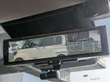 インテリジェントルームミラー搭載で、車の後方に設置されたカメラ映像を映し出してシートバックやヘッドレスト、同乗者に視界が遮られることがなく視認性が非常に良いです