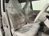 高いホールド性で運転姿勢が安定します。長距離ドライブでも疲れにくいのが魅力です。快適なドライビングライフをお送りください♪