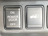 【パワーバックドア】スマートキーや運転席のボタンを押すだけでリアゲートが自動で開閉します!荷物を持っている時や、高い位置にあるバックドアを閉める際に便利な機能です♪