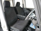 運転席のスペースはゆったりしていて、視界も広く確保されているので普段の運転からロングドライブまで快適です。