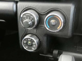 マニュアルエアコン装着です。夏は、快適に、冬でも車内の曇りを取ってくれるので安全です。