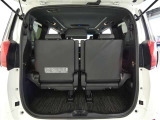 三列目シートは、折りたためますので大きなスペースが出来ちゃいます。キャンプ用品など大きな荷物もばっちり収納可能です♪