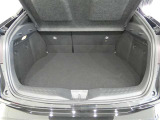 広く開口部の大きいラッゲージルームは、荷物の出し入れも楽です。トノカバーがあるのでプライバシーも守られますね。
