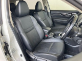 運転席まわりには十分なスペースがあり、大柄な方でもゆったり運転していただける環境です。