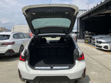 【トランクルーム】全面をファブリック処理し荷物に傷がつくのを防ぎます。ラゲージルーム照明を装着。背もたれをほぼ水平まで倒すことが出来ます。大きな荷物の収納にも便利です。