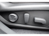 運転席+助手席はパワーシートです。シートの前後、高低と、膝元の上げ下げ、リクライニング、電動で微調整可能です。お好みのポジションに。