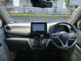 広々とした運転席周り!収納や物を置く場所もあり快適に過ごせる空間です!