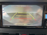 バックモニター付き。 車両後方の映像が画面に表示されるので、車庫入れが苦手な人も安心です。ただし、目視確認もお忘れなくお願いいたします。