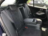 後席も使用感はさほど感じず、運転席・助手席同様に清潔感があります。後席シートもしっかりと作り込まれていますので、座り心地も悪くありません。是非、実車にてご確認下さい。
