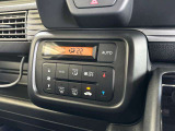 夏でも冬でもお好みの温度に設定しておけば、AUTO ボタンひとつで快適な車内空間へ!風の強さや温度、内外気の切り替えも自動で調整してくれます♪こちらのお車はシートヒーター機能付きです!
