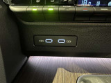 USB給電ポ-トでスマホ等の充電ができます。