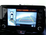 【パノラミックビュー】・・・車両の前後左右に搭載した4つのカメラにより、クルマを真上から見ているような映像を表示。運転席から確認しにくい車両周囲の状況を把握できます。