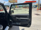 運転席はくつろぎのプライベート空間! 車内をクリーニングしてお待ちしております!