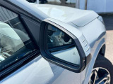 追い越し車線上を急接近してくる車両を認識してミラー内側に組み込まれたインジケータを点滅させドライバーに警告します。注意喚起に気づかず、ドライバーがそのまま車線を越えた場合には車線維持をサポートします。