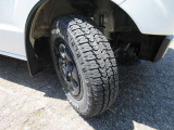 タイヤサイズは145/80R12 社外アルミ装着♪2026年製マッドスタータイヤ残り溝は7分山ていどございます。