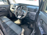 運転席はこちらです。プライベートな車内なのでリラックスできる空間を。