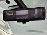 インテリジェントルームミラー搭載で、車の後方に設置されたカメラ映像を映し出してシートバックやヘッドレスト、同乗者に視界が遮られることがなく視認性が非常に良いです