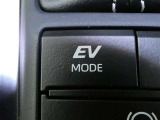 EVドライブモードで、早朝・深夜や屋内の駐車場などで、エンジン音や排気ガスを気にすることなく走れます。