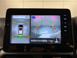 アラウンドビューモニターは真上から見下ろした様に車の周囲を表示することで、駐車時の安全性と利便性を高めます。