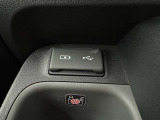 充電用USB端子付き。スマートフォンなどの充電に便利です。