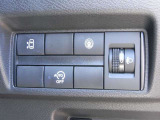 ハンズフリーオートスライドドア〈左側、挟み込み防止機構付)は運転席からも開閉可能。また、荷物やお子さまの抱っこで両手がふさがっていても、片足を振り入れるだけでスライドドアが開閉できます。