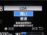 レーンディパーチャーアラートとは車線、又は走路からの逸脱の可能性をブザーにて警告します。