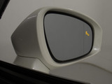 BSM(ブラインドスポットモニタ)!隣の車線を走る車両をレーダーで検知し、ドアミラーでは確認しにくい後側方エリアに存在する車両に加えて、急接近してくる車両も検知します。