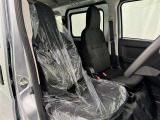 シンプルながら機能性あふれる運転席廻りです。視界性もよく、運転しやすいですよ。