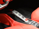 センターブリッジにはローンチコントロール、リバース・スイッチ、ルーフ開閉スイッチなどが並びます。