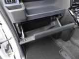 後退時に車両の後ろ側をモニター画面に表示します。車庫入れなどでバックする際に後方確認ができて便利です。車庫入れが苦手な人もこれで安心。