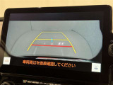 後方の見える安心をお届けするバックガイドモニター付:バックするときのアシストラインもあって楽々バック!車庫入れや縦列駐車をサポートし、苦手な駐車も安心です!今やもう手放せない装備ですネ♪