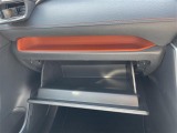 【グローブボックス】大容量のグローブボックスです!!車検証ケース他、日頃使う小物類の収納スペースもたくさんあります!