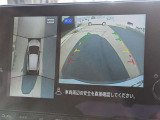 アラウンドビューモニター。上空から見下ろしているかのような映像を映し出して周囲を確認し、スムースな駐車をアシストします。