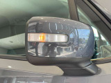ブラインドスポットモニターの警告灯を内蔵し、車線変更時の安全をサポートします。