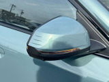 追い越し車線上を急接近してくる車両を認識してミラー内側に組み込まれたインジケータを点滅させドライバーに警告します。注意喚起に気づかず、ドライバーがそのまま車線を越えた場合には車線維持をサポートします。