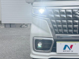 【LEDヘッドライト】悪天候や夜間走行時も良好な視界を確保し安心して運転できる高輝度LEDヘッドライトを装備!点灯速度が早く、消費電力も抑えられています。