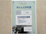 サポカーあんしん診断!トヨタ専用診断器で衝突被害軽減ブレーキなどの安全運転支援装置システムを点検しています。