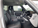 シートは座面やホールド感を含め座り心地がよく設計されています。また、運転席助手席ともにコンディションも良く、シートの汚れや変色等は特別感じられません。