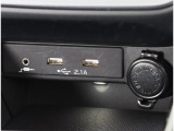 AUX端子、USBtypeA端子は2つ、DC12V電源が付いています。